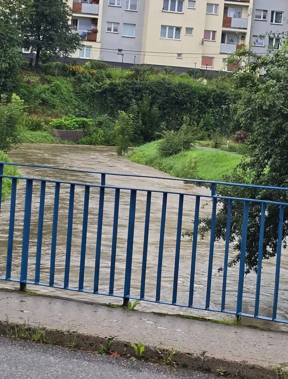 Powiat sztumski w stanie podwyższonej gotowości – ponad 100 interwencji strażaków, zagrożenie na rzece Dzierzgoń.
