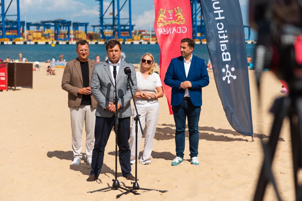 BeBot sprząta plażę Stogi – pierwszy taki robot w Polsce już pracuje w Gdańsku.