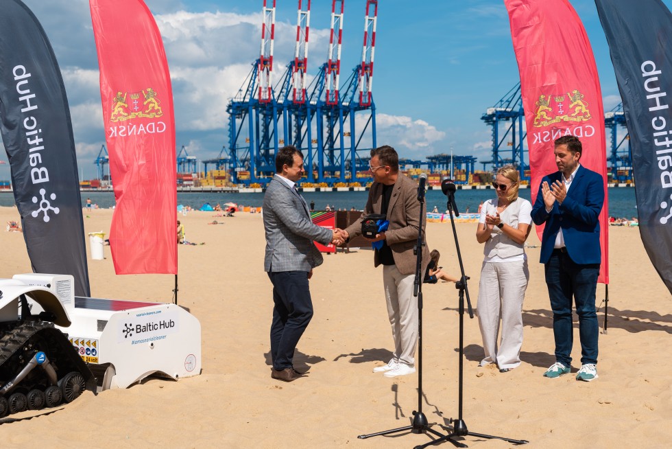 BeBot sprząta plażę Stogi – pierwszy taki robot w Polsce już pracuje w Gdańsku.