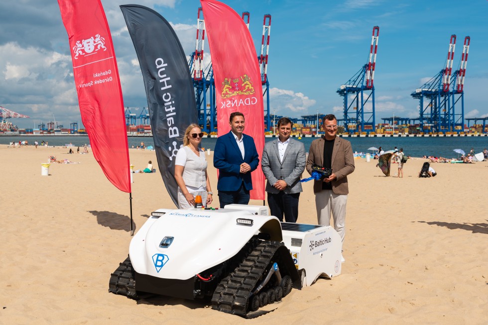 BeBot sprząta plażę Stogi – pierwszy taki robot w Polsce już pracuje w Gdańsku.