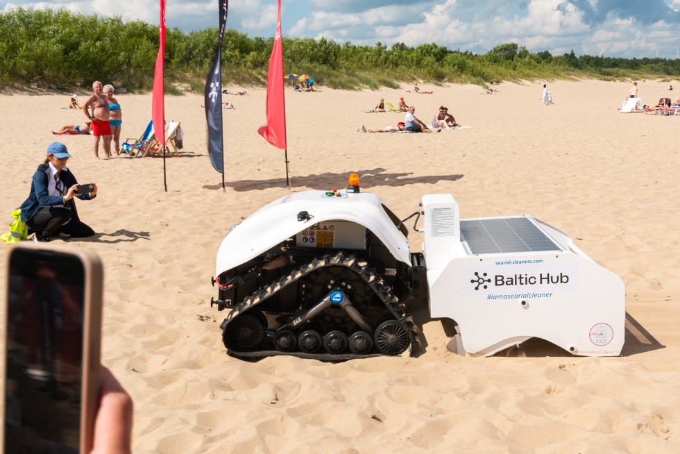 BeBot sprząta plażę Stogi – pierwszy taki robot w Polsce już pracuje w Gdańsku.