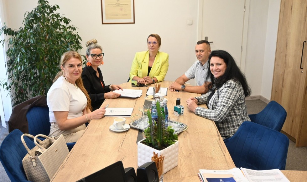 Nowy mikrobus dla osób z niepełnosprawnościami – Powiat Nowodworski podpisał umowę na dofinansowanie.
