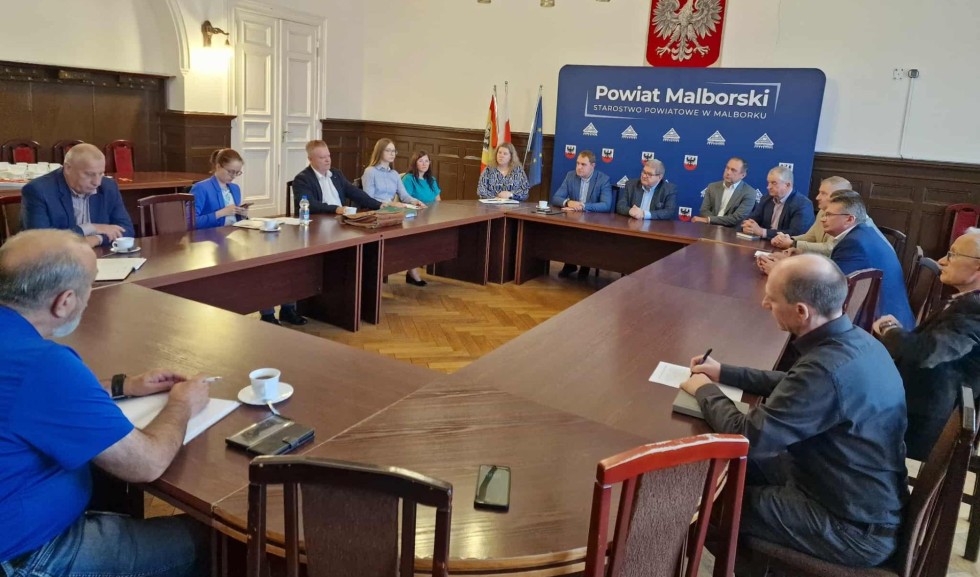 Rolnicy, samorząd i rząd o podtopieniach na Żuławach. W Malborku rozmawiano o szkodach i rozwiązaniach.