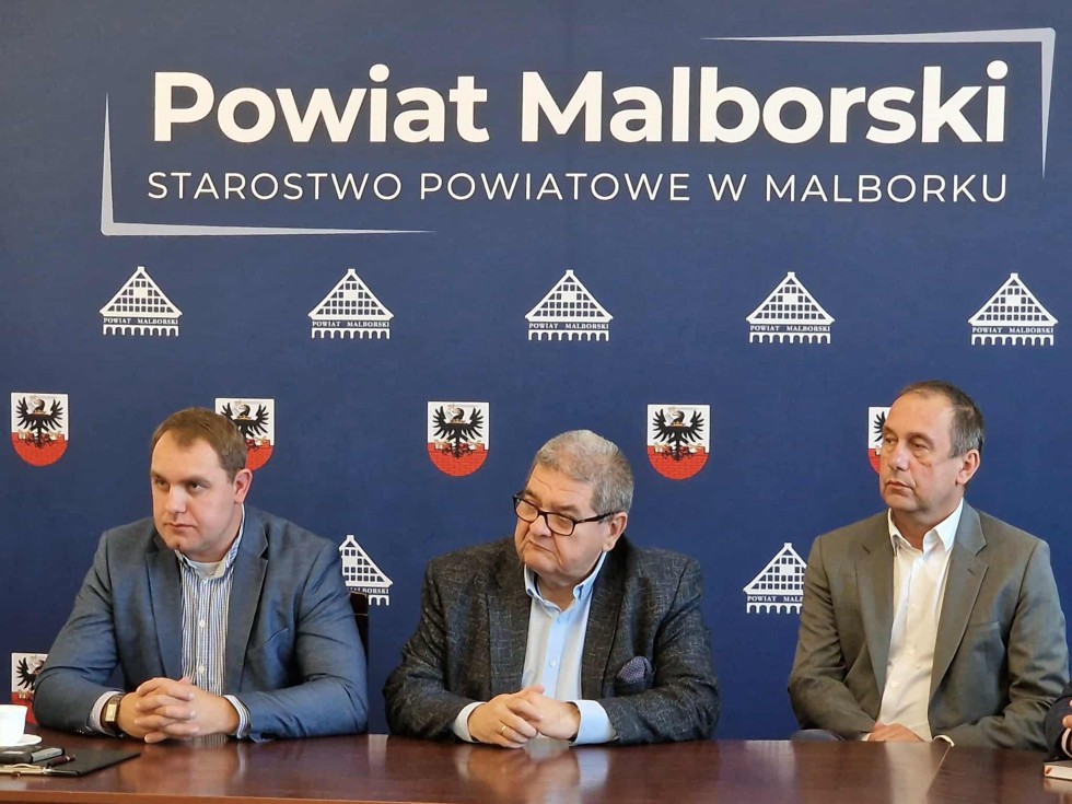 Rolnicy, samorząd i rząd o podtopieniach na Żuławach. W Malborku rozmawiano o szkodach i rozwiązaniach.