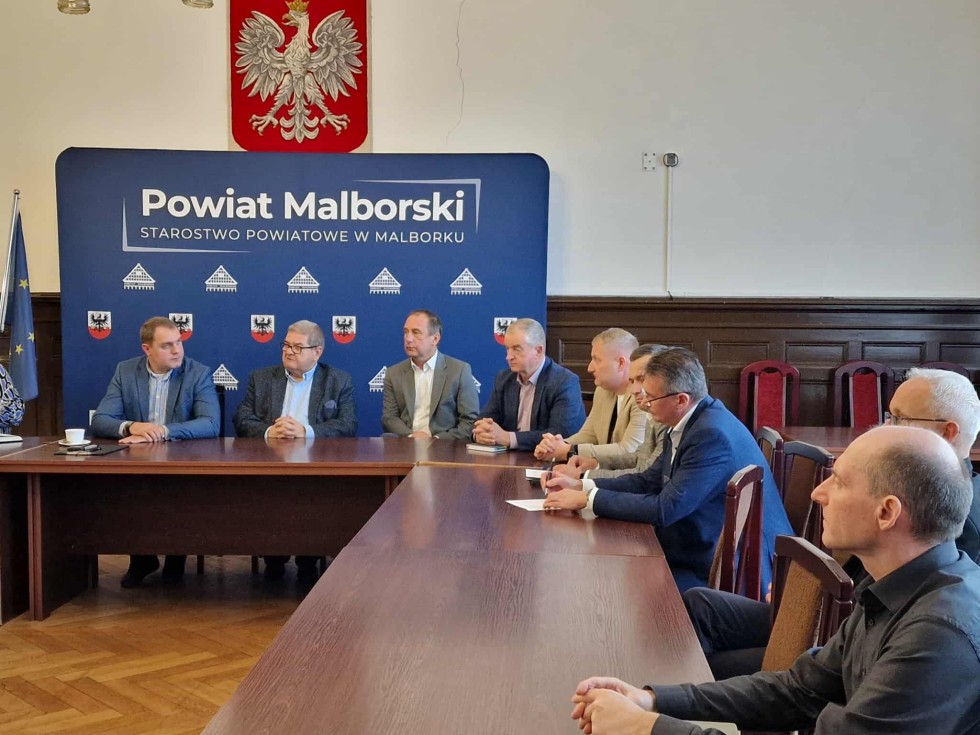 Rolnicy, samorząd i rząd o podtopieniach na Żuławach. W Malborku rozmawiano o szkodach i rozwiązaniach.