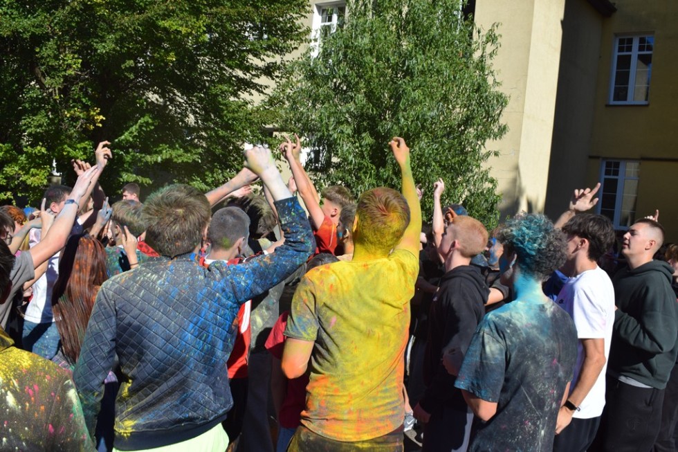 Kolorowe i roztańczone Otrzęsiny w Technikum nr 3 w Malborku.