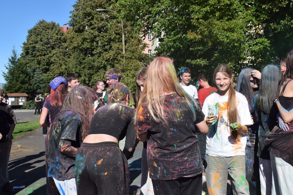 Kolorowe i roztańczone Otrzęsiny w Technikum nr 3 w Malborku.