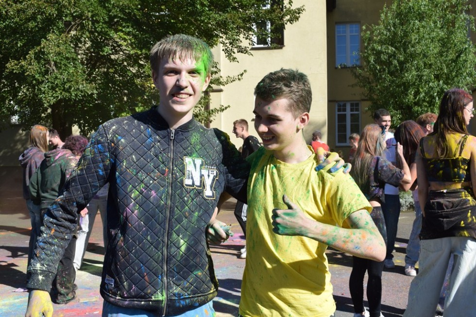 Kolorowe i roztańczone Otrzęsiny w Technikum nr 3 w Malborku.