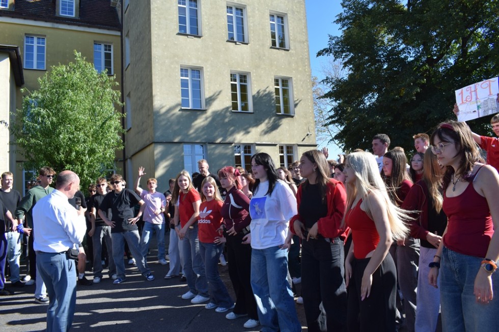 Kolorowe i roztańczone Otrzęsiny w Technikum nr 3 w Malborku.