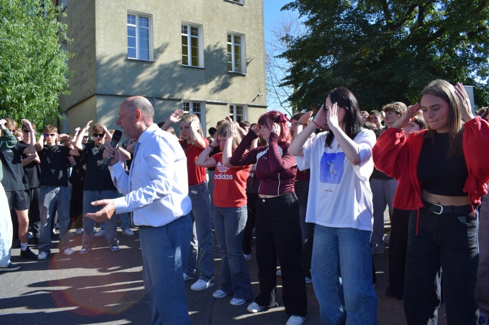 Kolorowe i roztańczone Otrzęsiny w Technikum nr 3 w Malborku.