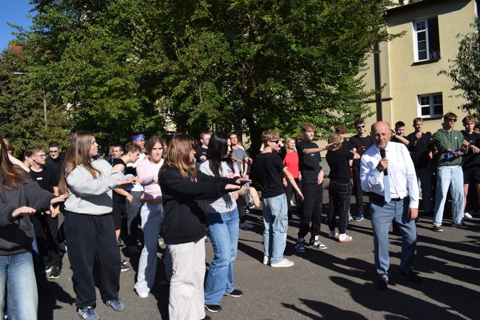 Kolorowe i roztańczone Otrzęsiny w Technikum nr 3 w Malborku.