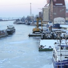 Zamarznięty port morski w Elblągu. Zimowe ujęcia i maszyny przy drodze…