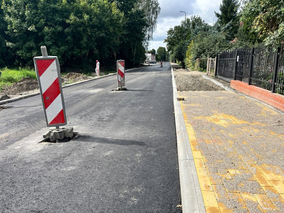Trwa przebudowa ul. Wiejskiej w Nowym Stawie. To ostatni etap dużej inwestycji drogowej