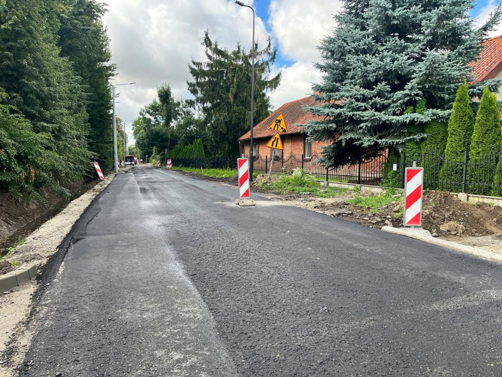 Trwa przebudowa ul. Wiejskiej w Nowym Stawie. To ostatni etap dużej inwestycji drogowej