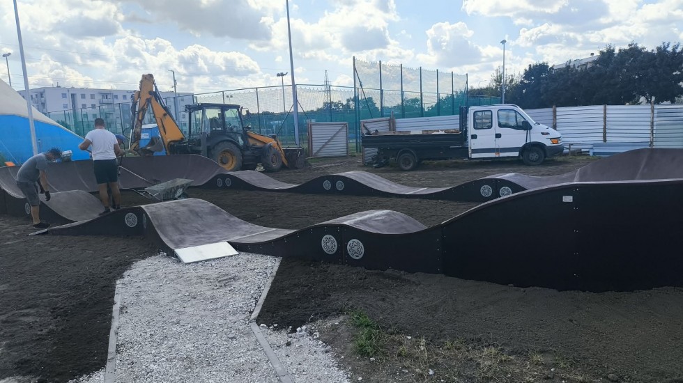 Nowoczesny kompleks sportowo-rekreacyjny w Malborku jest już prawie gotowy. Powstał skatepark i pumptrack. Wideo i zdjęcia