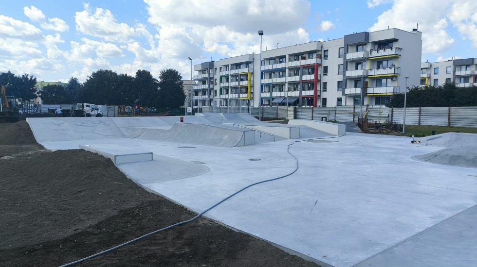 Nowoczesny kompleks sportowo-rekreacyjny w Malborku jest już prawie gotowy. Powstał skatepark i pumptrack. Wideo i zdjęcia