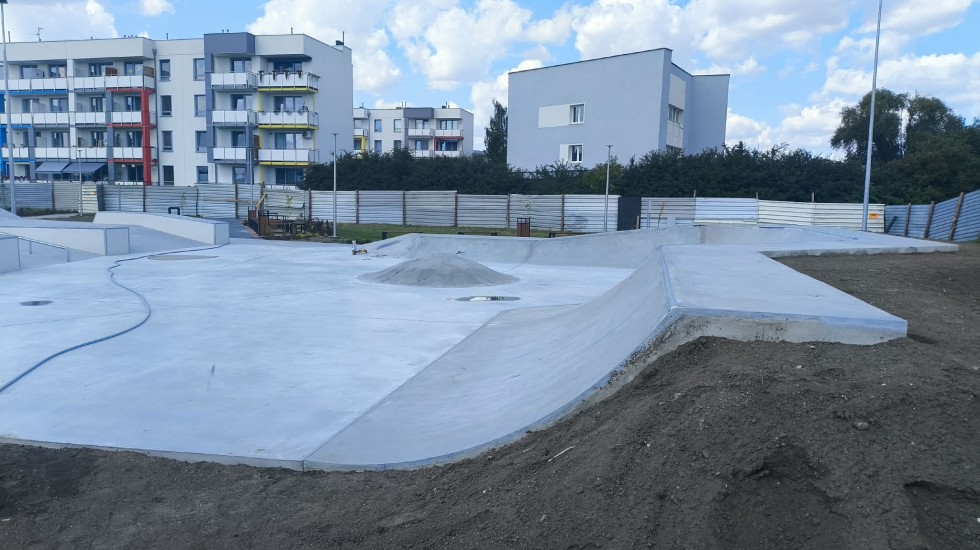 Nowoczesny kompleks sportowo-rekreacyjny w Malborku jest już prawie gotowy. Powstał skatepark i pumptrack. Wideo i zdjęcia