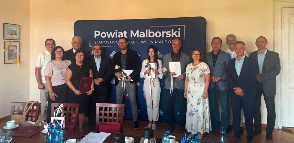 Akty powierzenia dla dyrektorów i awanse dla nauczycieli. Uroczystość w Starostwie Powiatowym w Malborku