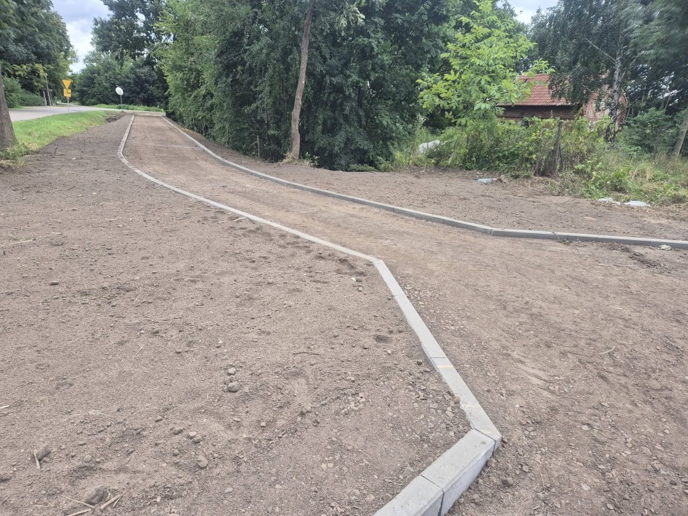 Ponad 1,3 mln zł na trasy rowerowe w gminie Miłoradz. Prace trwają w Kończewicach i Bystrzu