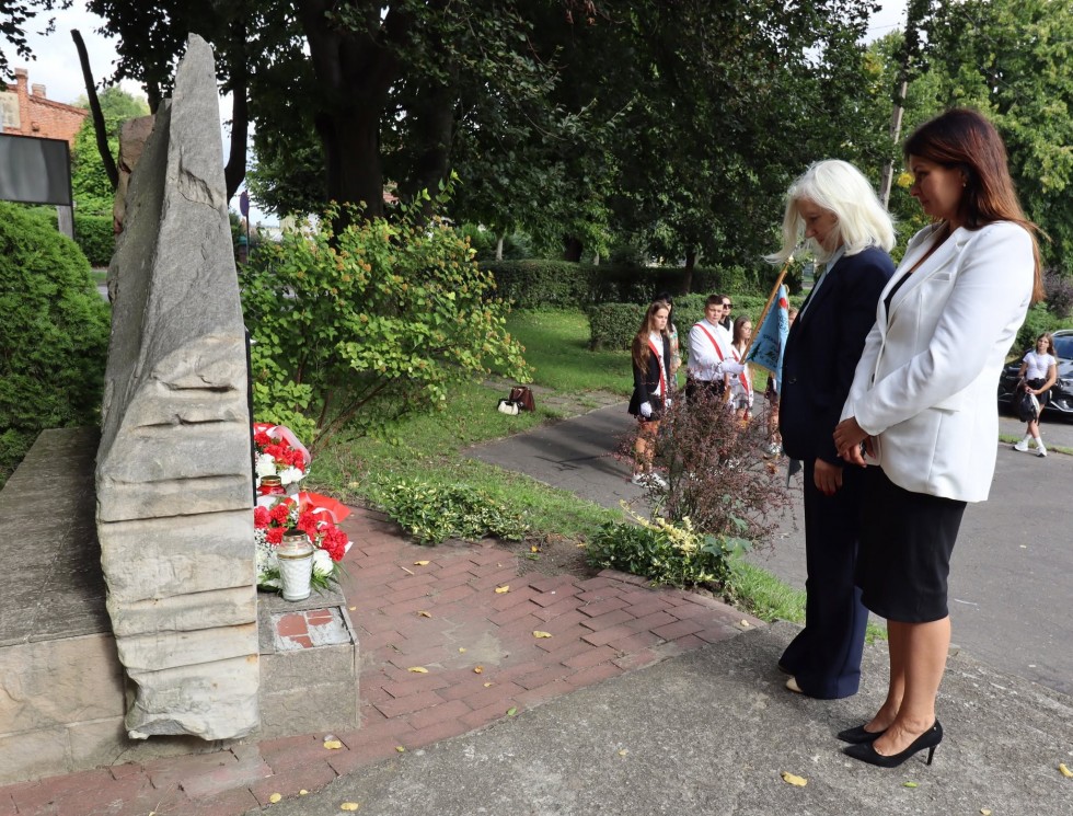 Nowy Staw oddał hołd ofiarom II wojny światowej. Uczczono pamięć poległych