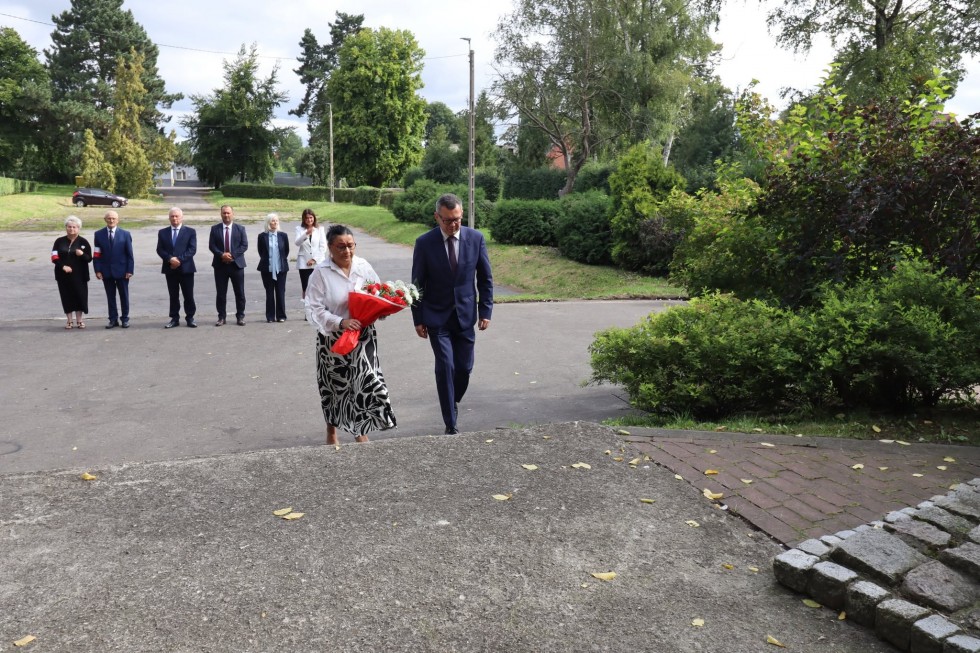 Nowy Staw oddał hołd ofiarom II wojny światowej. Uczczono pamięć poległych