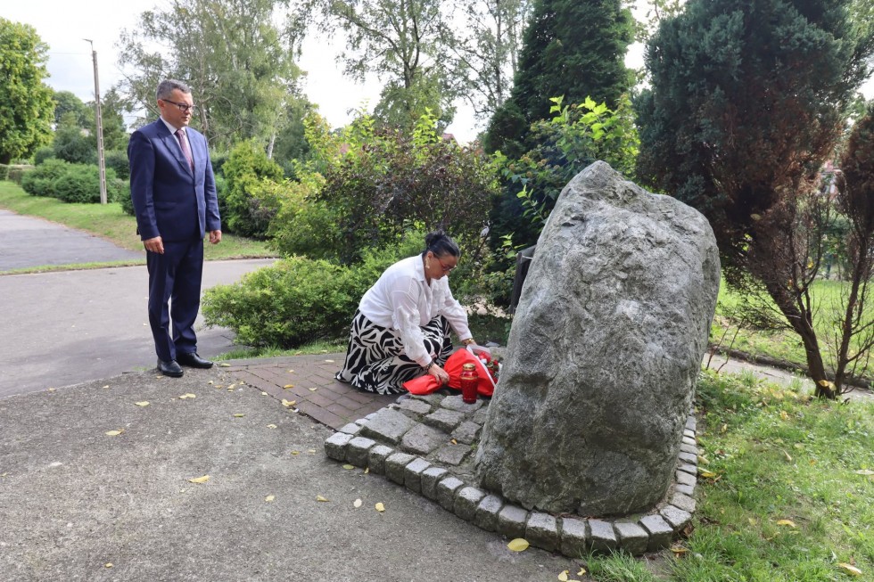 Nowy Staw oddał hołd ofiarom II wojny światowej. Uczczono pamięć poległych