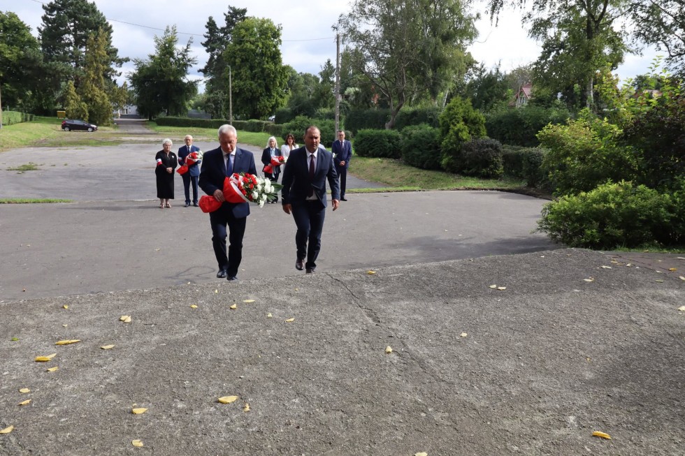 Nowy Staw oddał hołd ofiarom II wojny światowej. Uczczono pamięć poległych