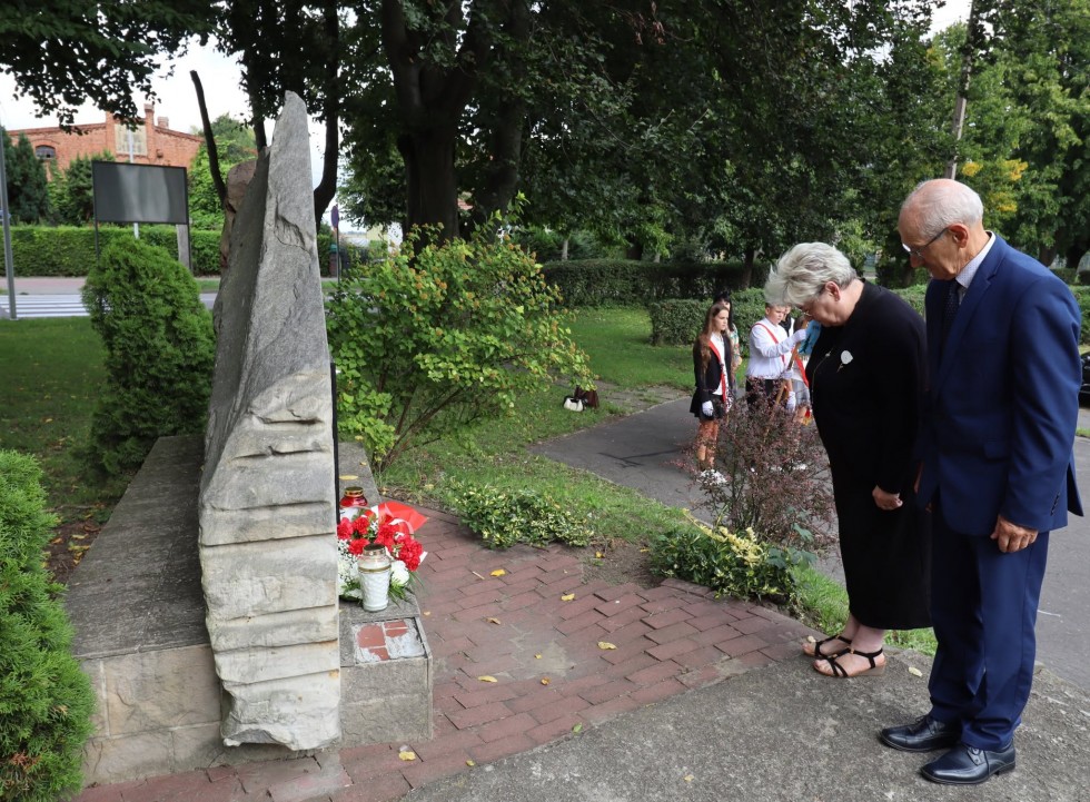 Nowy Staw oddał hołd ofiarom II wojny światowej. Uczczono pamięć poległych