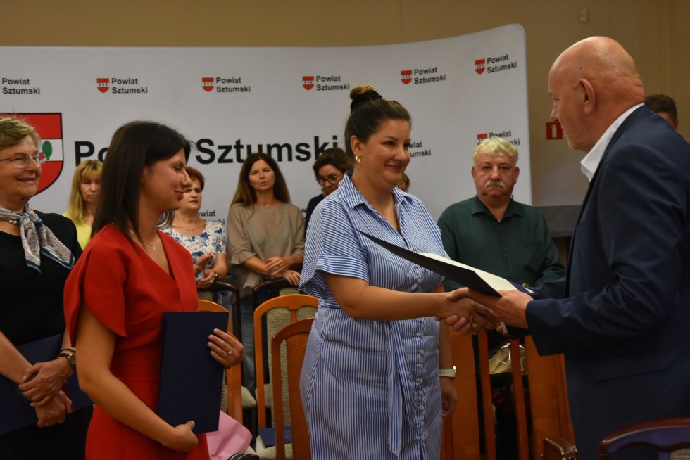 Nauczyciele odebrali akty awansu, a Zagroda Dziad&Baba; najlepsza w powiecie sztumskim.