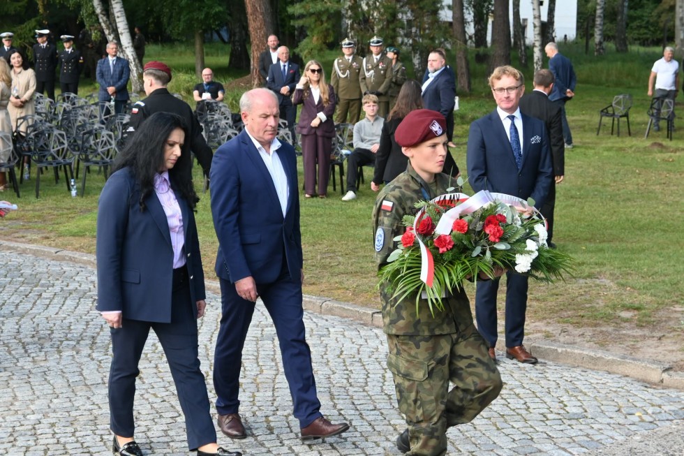 87. lat od pierwszego transportu do Stutthofu. W Sztutowie oddano hołd ofiarom niemieckiego nazistowskiego obozu