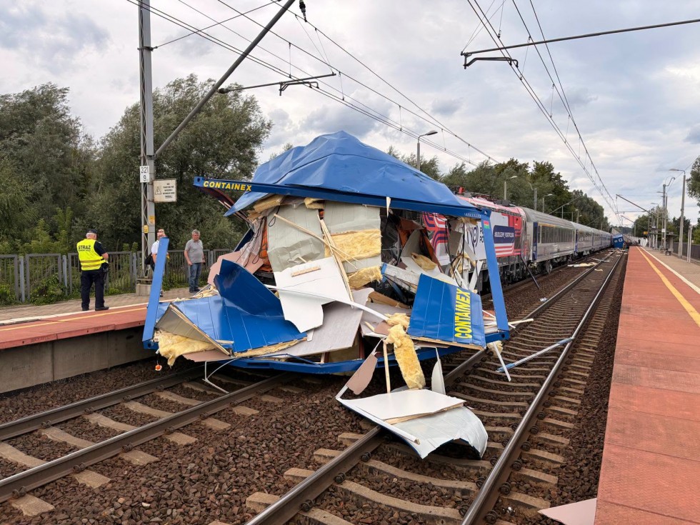 Sekundy od tragedii. Kierowca nie opuścił przejazdu – w ciężarówkę uderzył pociąg