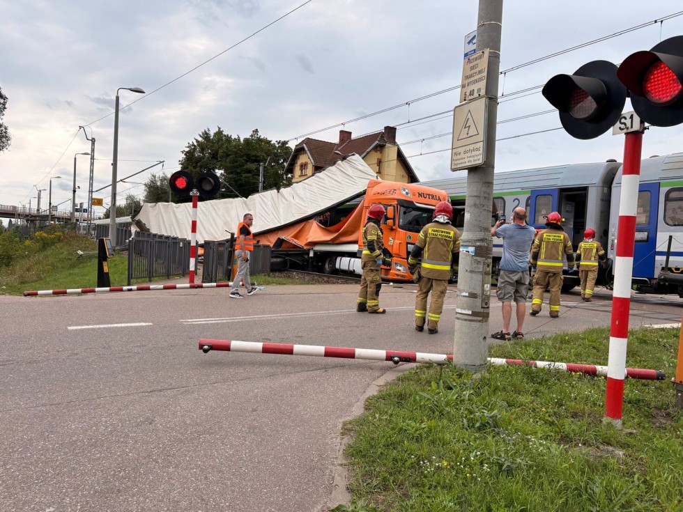 Sekundy od tragedii. Kierowca nie opuścił przejazdu – w ciężarówkę uderzył pociąg