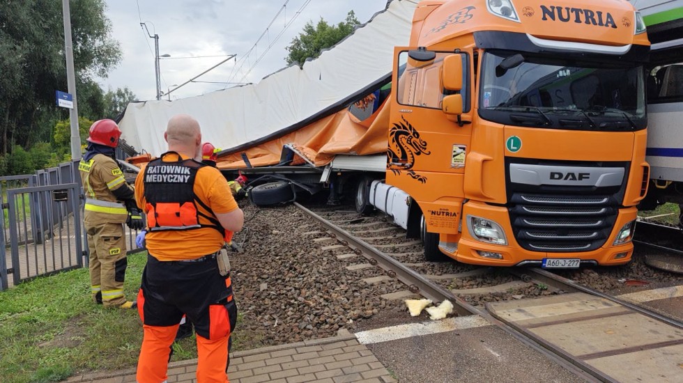 Sekundy od tragedii. Kierowca nie opuścił przejazdu – w ciężarówkę uderzył pociąg