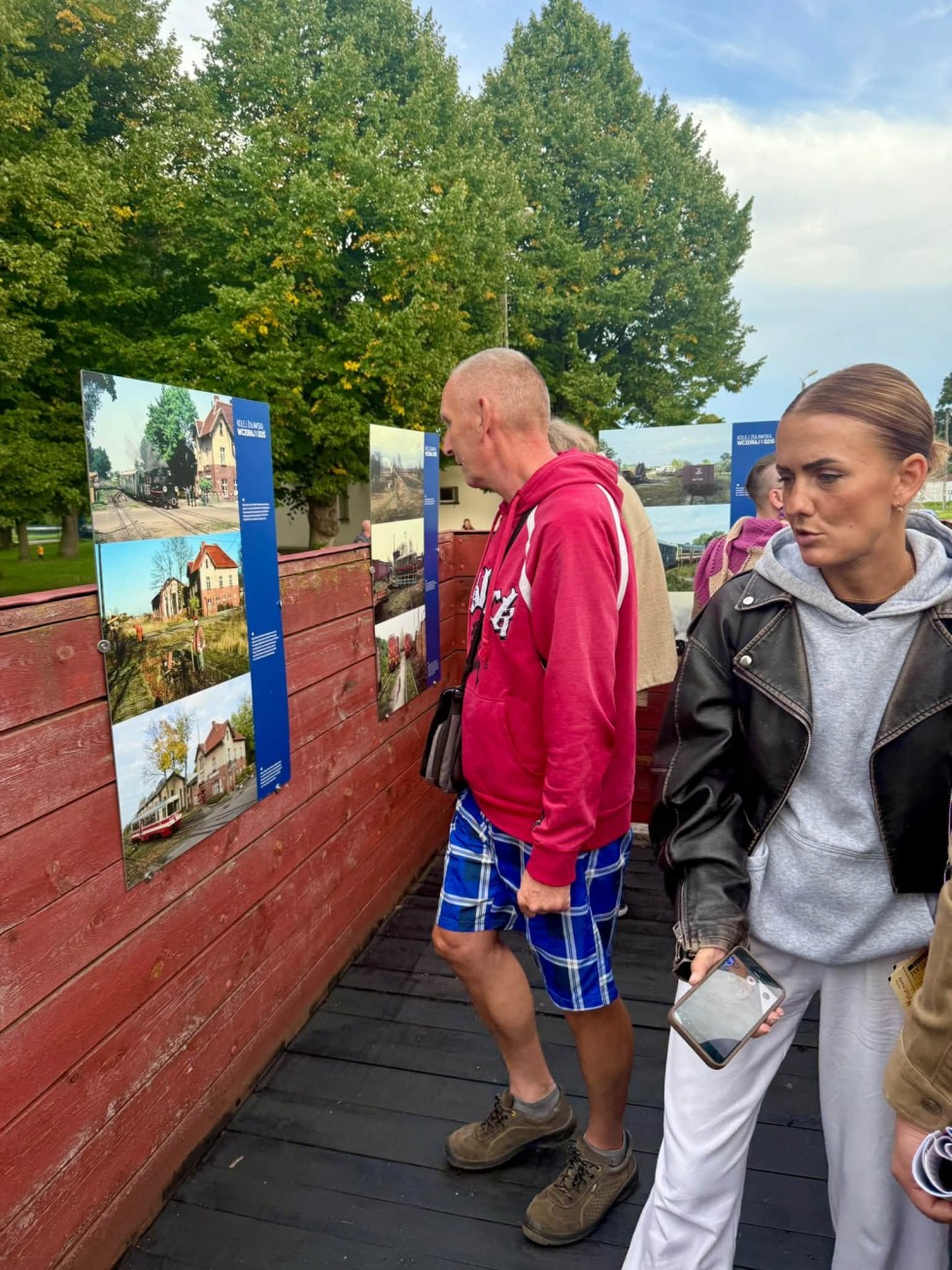 „Pociąg do Sztutowa” pełen historii i muzyki. Niezwykła podróż Żuławską Koleją Dojazdową