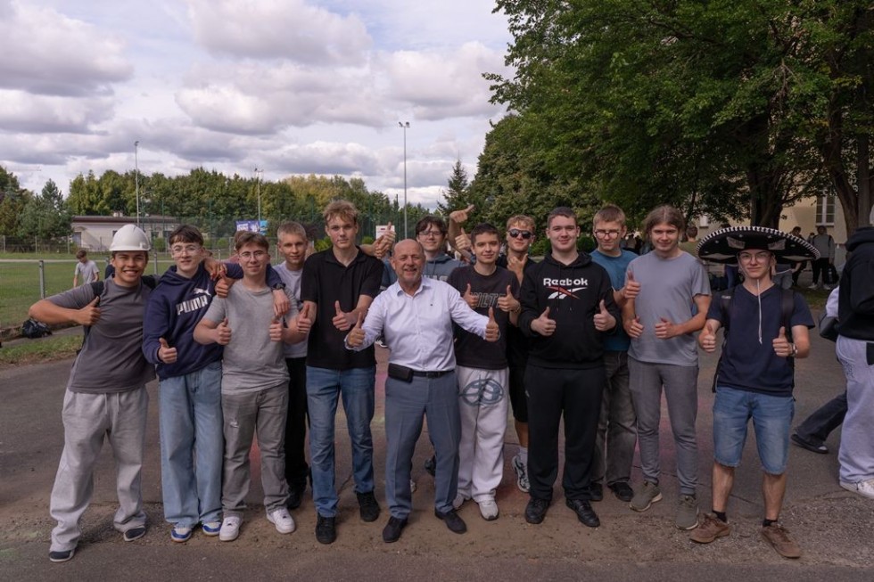 Pierwszaki ruszyły szkolnym pociągiem! Kolorowe otrzęsiny w Technikum nr 3 w Malborku