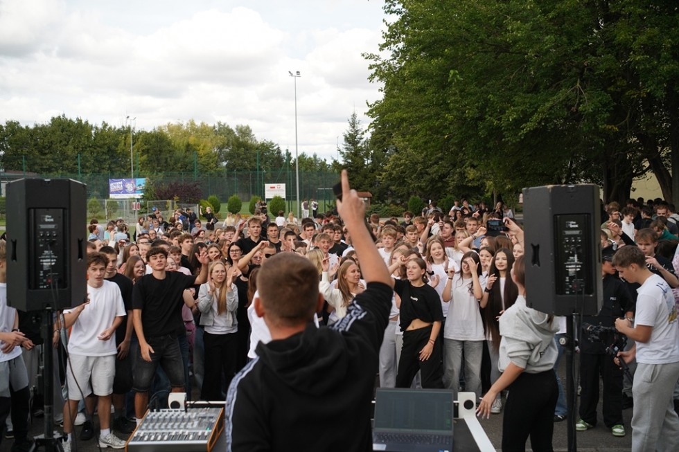 Pierwszaki ruszyły szkolnym pociągiem! Kolorowe otrzęsiny w Technikum nr 3 w Malborku