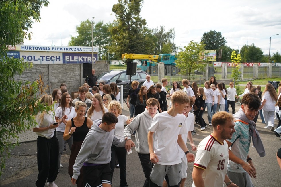 Pierwszaki ruszyły szkolnym pociągiem! Kolorowe otrzęsiny w Technikum nr 3 w Malborku