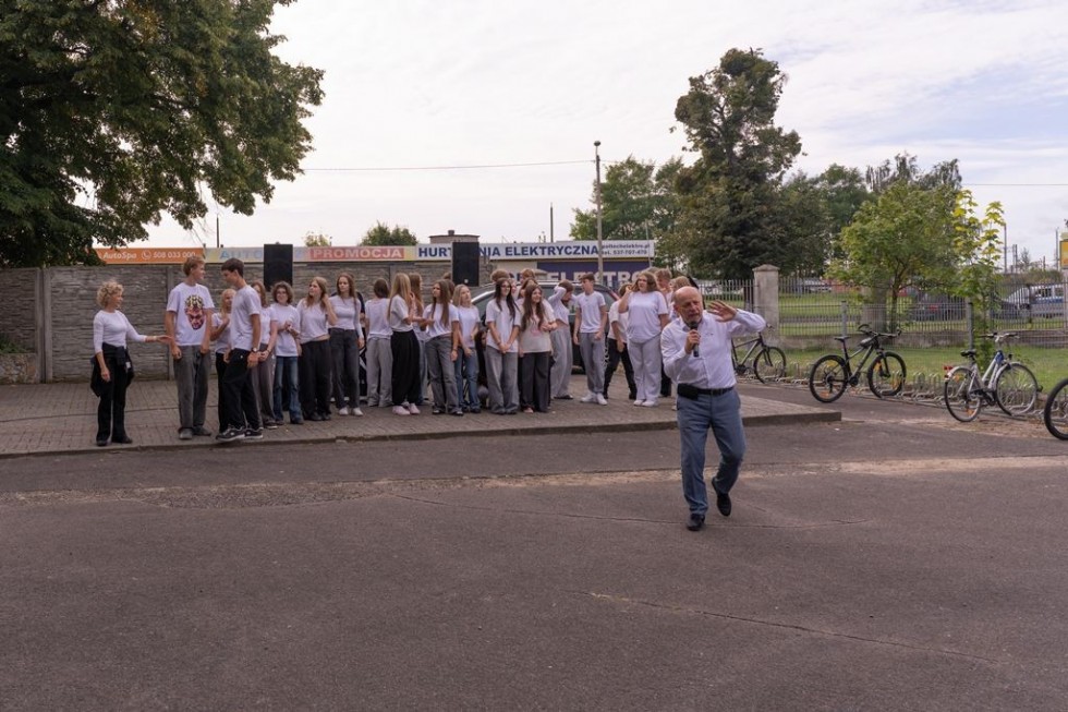 Pierwszaki ruszyły szkolnym pociągiem! Kolorowe otrzęsiny w Technikum nr 3 w Malborku