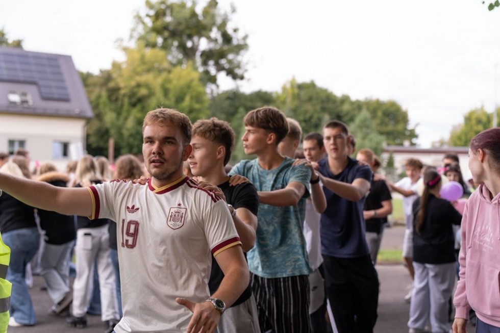 Pierwszaki ruszyły szkolnym pociągiem! Kolorowe otrzęsiny w Technikum nr 3 w Malborku
