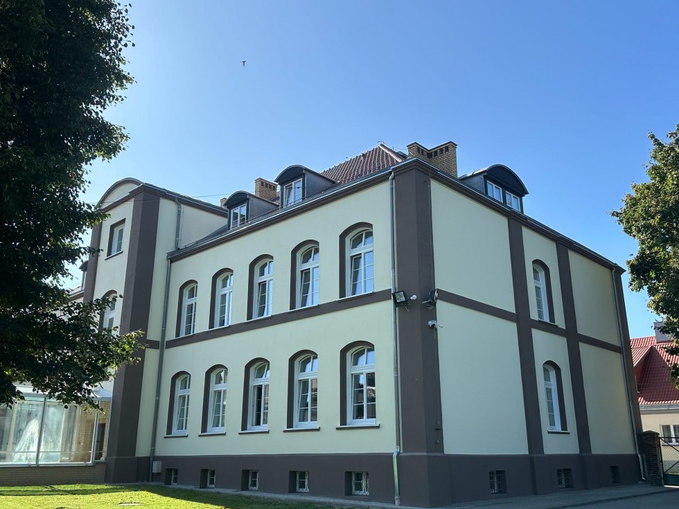 Nowy wygląd i lepsza izolacja cieplna. Zakończono termomodernizację liceum w Nowym Dworze Gdańskim