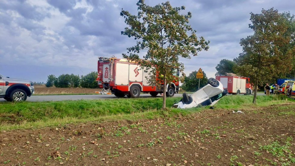 Zderzenie dwóch samochodów w Chlebówce na DK55. Jedna osoba trafiła do szpitala