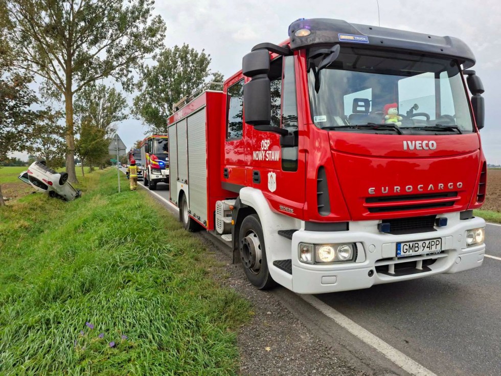 Zderzenie dwóch samochodów w Chlebówce na DK55. Jedna osoba trafiła do szpitala