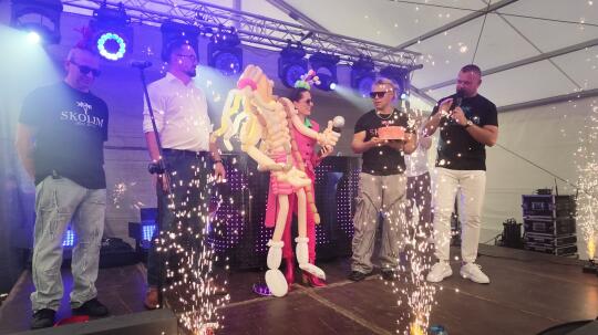 SKOLIM W KOŃCZEWICACH! 📸 Pozował do zdjęć i rozdawał autografy – zobacz, co działo się po koncercie!