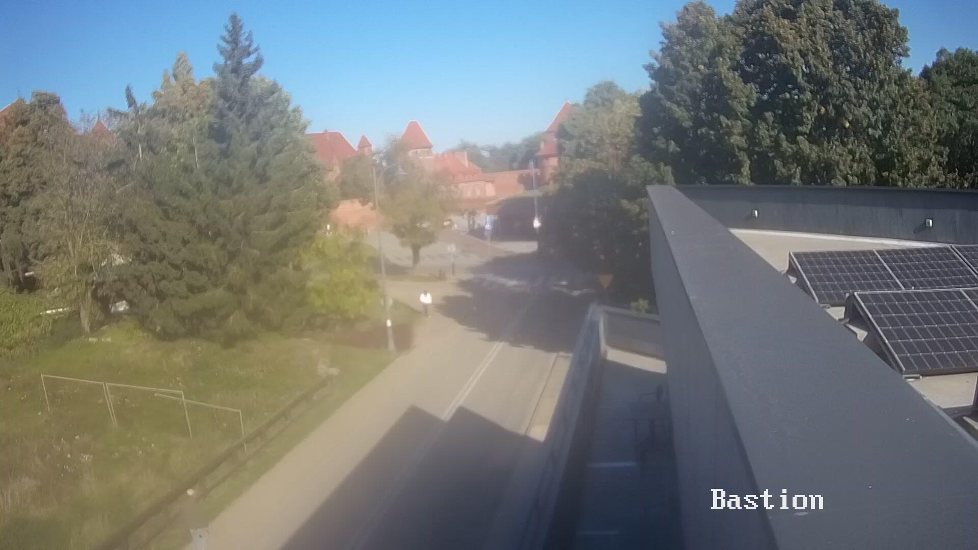 Podgląd: Bastion - na żywo z Centrum Obsługi Turysty. Widok na kasy biletowe Muzeum Zamkowego w Malborku.