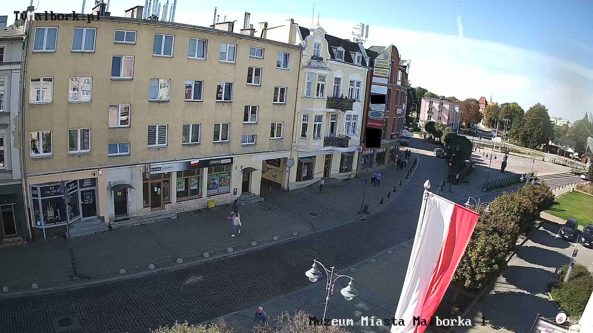 Podgląd: Pomnik Króla Kazimierza Jagiellończyka i plac miejski z fontanną - na żywo z Muzeum Miasta Malborka. Kamera pogodowa Telewizji Malbork